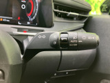 操作しやすい位置に配置されたウインカーレバー。スムーズな操作で、安全な車線変更をサポートします。直感的に操作でき、運転に集中できます。