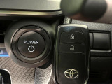 【スマートキー】カバンやポケットに入れたままでもドアの施錠・解錠が可能なスマートキーを装備。エンジンのオン・オフ時もカギを取り出す必要が無いからとっても便利です♪