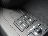 3つのドライビングポジションを記憶できるシートメモリを搭載!複数の方が運転する場合でも瞬時にご自身に最適なドライビングポジションに移動します。