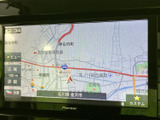 道案内表示が大きく見やすく、初めての道でも安心です。周辺施設の情報も充実しており、お出かけの計画も立てやすくなっています。