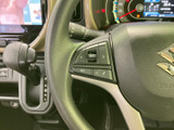握りやすいステアリングが、快適な運転操作を可能にします。操作性にも優れているので、スムーズなドライビングを楽しめます。操作ボタンも配置されています。