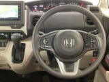 【ハンドル】運転にかかわる様々な操作を安全に行えるように視点移動が少なく操作性に配慮されたスイッチ類が凝縮されたコックピットです。