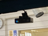 後方にもドライブレコーダーのカメラが付いています。前後両方でお車の周りを監視・記録いたします。