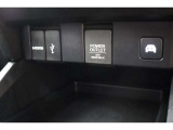USBオーディオ用ソケットがついていますので携帯電話などを接続すれば音楽等の再生が可能です!充電用ソケットもございます!
