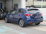 SUBARUリヤビークルディテクションを搭載。後方から接近する車両を検知し、ドアミラーのLEDインジケーターで注意を促します。車線変更や後退時の安全確認をサポートし、安心感の高いドライブを実現します。