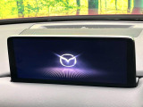 【10.25インチマツダコネクト】車内の雰囲気にマッチした大型ディスプレイ。スマホ接続でのナビ使用やBluetooth再生等、様々な機能が楽しめます。直感的なダイヤル操作が可能で、使い勝手も良好です。