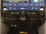 お車のキーはスマートキーです。キーを身につけた状態で車に近づき、ドアロックの解錠や施錠操作が出来ます。雨の日など両手がふさがっている時など、とっても便利ですね。