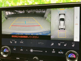 後方確認をサポートするモニター画面。狭い道や駐車時も安心です。周囲の状況を把握し、安全な運転を支援します。ガイドライン表示付き。