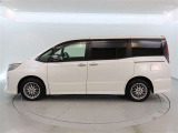 両側パワースライドドア付きだから、狭い駐車スペースなどでの 乗り降りラクラク!小さなお子さまのいるご家庭には嬉しい装備。