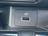 充電端子が装備されていますので車内でスマートフォンなどの充電が可能です。