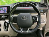 握りやすく操作性の良いステアリング。運転中の操作をスムーズに行え、快適な運転をサポートします。