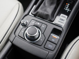 マツダコネクトを操作するコマンダーコントロールです。運転中に自然と手の触れる位置に配置されています。