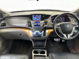 【インテリア】Hondaらしいインテリアデザイン!視界周辺の見やすい位置にメーターやディスプレーをレイアウトしスイッチ類は姿勢を崩さず自然に手が届く位置に配置されています。