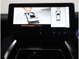パノラミックビューモニター装備!サイドクリアランスビュー/コーナリングビュー・車両に取り付けたフロント、サイド、バックカメラの映像を合成して画面上に表示させ、車両をうしろ上空から見たような映像を表示。