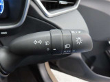スイッチをオートに設定しておけば、車外の明るさに応じて自動的にヘッドランプを点灯・消灯します。夕暮れ時やトンネルの続く山道などを走行する時に便利なコンライトを装備しています。