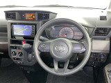 運転席まわりです。 各操作スイッチは使いやすい位置に配置されてます。