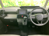 広々とした室内空間。運転席からの視界も良好で、運転に集中できます。使いやすい配置のスイッチ類も魅力です。