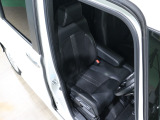 程よい硬さとホールド性が高いシートで長時間運転も快適です。