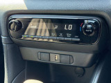【オートエアコン】一度お好みの温度に設定すれば、車内の温度を検知し風量や温度を自動で調整。暑い&hellip;寒い&hellip;と何度もスイッチ操作をする必要はありません。快適な車内空間には必須の機能ですね♪