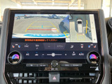 見やすい大型ディスプレイが、運転中の情報提供をサポート。多彩な機能で快適なドライブを演出します。バックモニターで駐車も安心です。