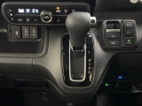 CVT車のセレクトレバーです。低速から高速まで、変速ショックのないスムーズな走りを実現するとともに、エンジン効率のよい領域を維持することで燃費にも貢献します。