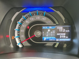 視認性の高いメータークラスター。走行に必要な情報を一目で確認でき、安全運転をサポートします。デジタル表示で分かりやすいのも魅力です。