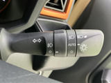 握りやすい形状で、操作性も抜群。オーディオやハンズフリー通話のスイッチも付いていて、運転中でも快適に操作できます。