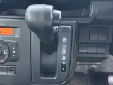 インパネシフト採用で足元を広々使え、狭さを感じにくいです。