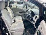 リラックスして運転できるアームレスト付き
