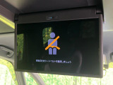 【14型有機ELフリップダウン】三列目からでも迫力のエンタメが観れる大画面フリップダウン。有機ELのモニターでは、一般的なフリップダウンよりも高コントラストでキレイな映像を楽しめます。