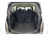 3列目シートは折りたたみが可能です。たためば荷物もしっかり積める!キャンプ用品なども、気兼ねなく積めそうです。旅行にも強い味方ですね。