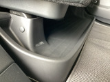 リアシート下に、荷物など置けるトレーがあります。