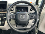 手に馴染むステアリングは、快適なドライビング体験を提供します。操作性にも優れ、スムーズなハンドリングを実現します。
