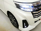LEDヘッドライトです。デザイン性がよくとても明るいので、夜間の走行や悪天候でも安心です。しかも長寿命!
