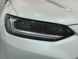 LEDヘッドライトは、点灯の瞬間から最大光量を発揮し、突然暗くなるトンネルなどでの安定感を高めます。