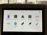 多彩な接続方法に対応し、スマートフォンとの連携もスムーズ。快適なドライブをサポートする機能が満載です。日々の移動がより楽しくなります。
