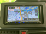 使いやすい画面で、運転をサポートするナビゲーションシステム。オーディオ機能も充実しており、快適なドライブを演出します。