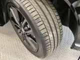 安全に走行するためには空気圧の確認をはじめ溝の深さ、ひび割れの等の点検が必要です。点検時に交換が必要と判断した場合は交換いたします。