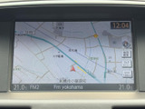 目的地設定はスムーズに。高精細な地図表示で、初めての道でも安心してお出かけいただけます。周辺情報も確認でき、ドライブをサポート。