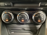空調スイッチ類は最近流行のタッチパネル式ではなく、運転中でも直感的に操作できるダイヤル式を採用しております。