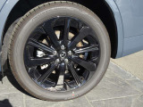 足元は純正サイズ235/50R20 タイヤは新車装着タイヤ TOYO PROXES 2026年製です。ホイールは、純正20インチアルミホイール。ブラックメタリック塗装のデザインです。