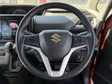 握りやすい形状と操作性の良いスイッチ類で、快適なドライビングを実現。運転中の操作もスムーズに行えます。
