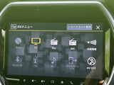 様々な情報を一画面に表示。車両情報や設定変更も簡単に行えます。運転中の視認性も考慮された設計です。