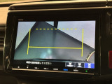 リバースギアに入れるだけで後方の表示へ切り替わります。夜間や雨の日の駐車も楽になりますよ。
