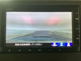 【バックカメラ】運転が苦手な方も車庫入れラクラクです!ギアをリバースに入れれば自動的に切り換わりますので、面倒な操作は不要です♪狭い駐車場もお車を傷つけず安心ですね!