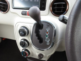 インパネシフトだから視線の移動も少なく足元もスッキリ。運転席もゆったりしているのでゆとりを持ってドライブできますね。