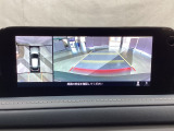 狭い場所での駐車やすれ違いなどでより的確な運転操作に役立つ360&deg;ビューモニターが装備されています。