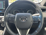 握りやすいステアリングが、運転をサポートします。操作性にも優れており、快適なドライビング体験を実現します。上質な素材感も魅力です。