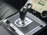 【シフトレバー】シフトレバーはしっくりと手になじみ思いのままのシフト操作が可能です。レバー操作でシフトチェンジが行えスポーティーな運転をお楽しみいただけます。