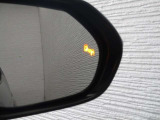 隣車線を走る車両をレーダーで検知し、ドアミラーでは確認しにくい後側方エリアに存在する車両に加え、急接近してくる車両も検知します。車両を検知するとドアミラーに搭載されたLEDインジケーターが点灯します。